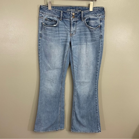 American Eagle Women’s Size 8 Short Artist Flare Light Blue Jeans  Stretch - Picture 1 of 12